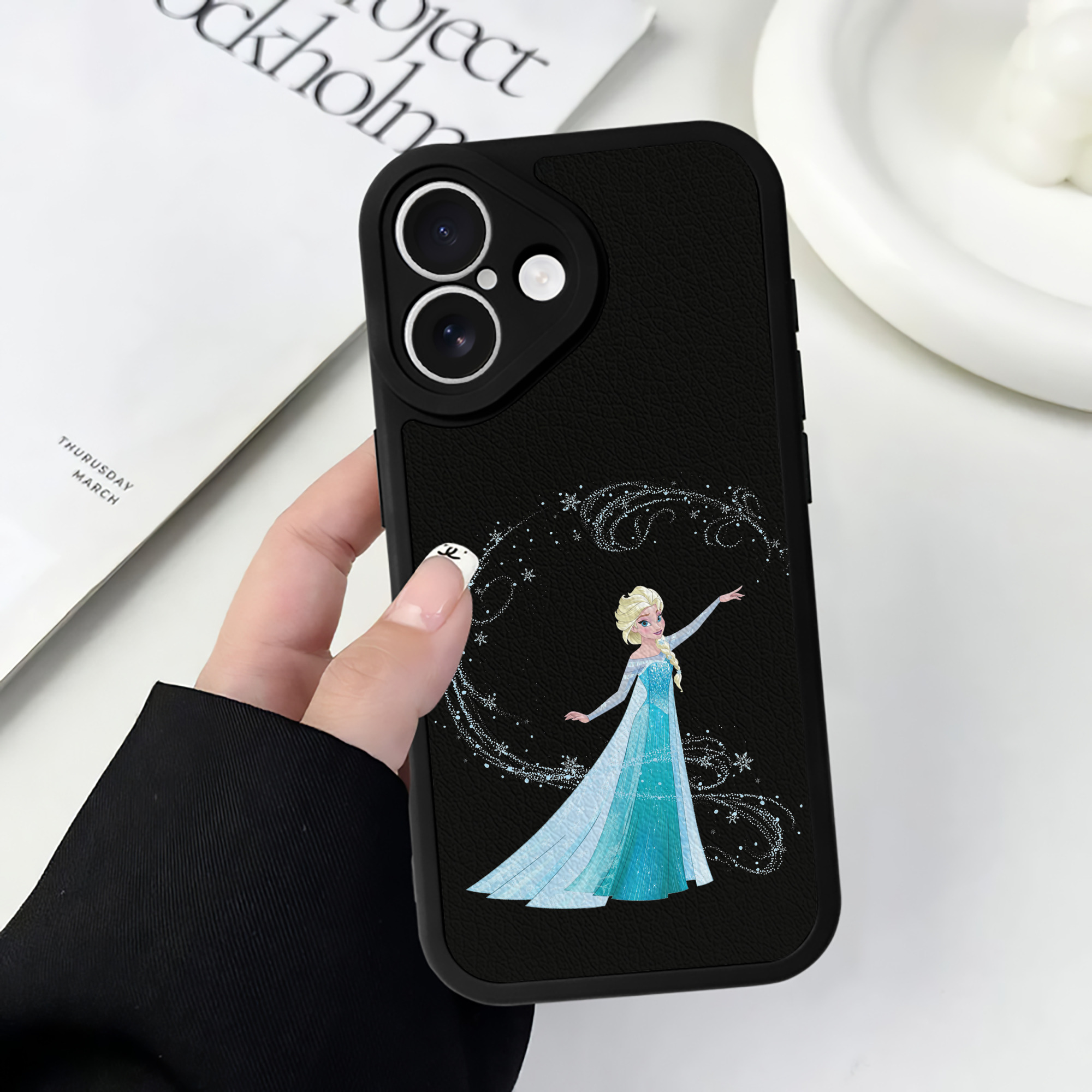 （画像用） アナと雪の女王 アンナ エルサ Frozen Anna Elsa 【iPhone 16シリーズ対応】シリコンスマホケース（レザー調） 材質：シリコン